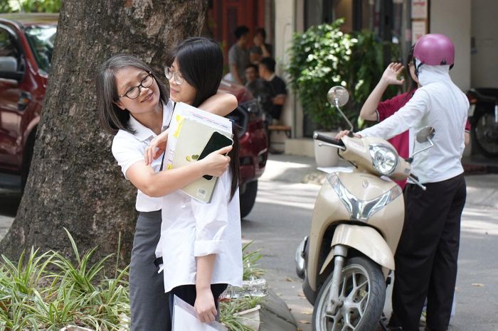 Những cái ôm, lời động viên sẽ giúp thí sinh vững tin trong suốt thời gian làm bài thi. Ảnh: Phạm Mạnh