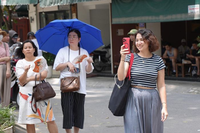 Mỗi kỳ thi luôn tạo cho các con những bước ngoặt nên nhiều phụ huynh đã tranh thủ ghi lại những khoảnh khắc con mình bước vào điểm thi. Ảnh: Phạm Mạnh
