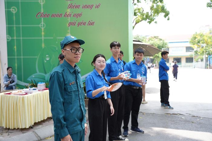Tại điểm thi, các lực lượng sẽ hỗ trợ thí sinh và phụ huynh, cung cấp nước uống và quạt mát miễn phí. Ảnh: Phạm Mạnh