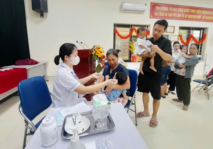 Chiến dịch được tổ chức trong 2 ngày 1 và 2-6; uống vét từ ngày 3 đến hết ngày 4-6 đối với trẻ từ 6 đến dưới 36 tháng tuổi đang có mặt tại địa phương. Ảnh: Vũ Liên