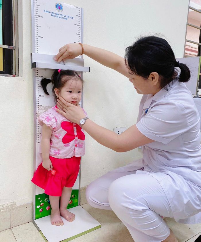 Hoạt động cân, đo trẻ tổ chức từ ngày 1 đến hết ngày 7-6. Ảnh: Vũ Liên