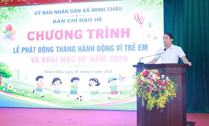 Chủ tịch UBND xã Minh Châu Bùi Thái Sơn phát biểu tại buổi lễ. Ảnh: Trúc Như.