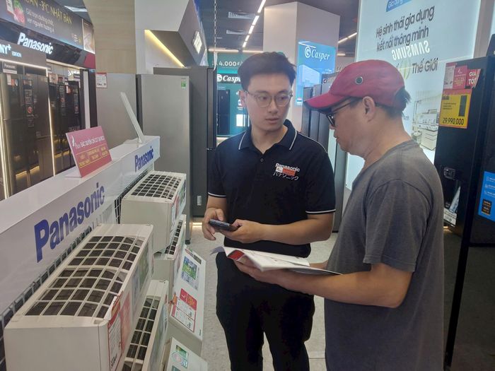 Nhân viên Pico tư vấn cho khách hàng sản phẩm phù hợp với nhu cầu. Ảnh: Khắc Kiên