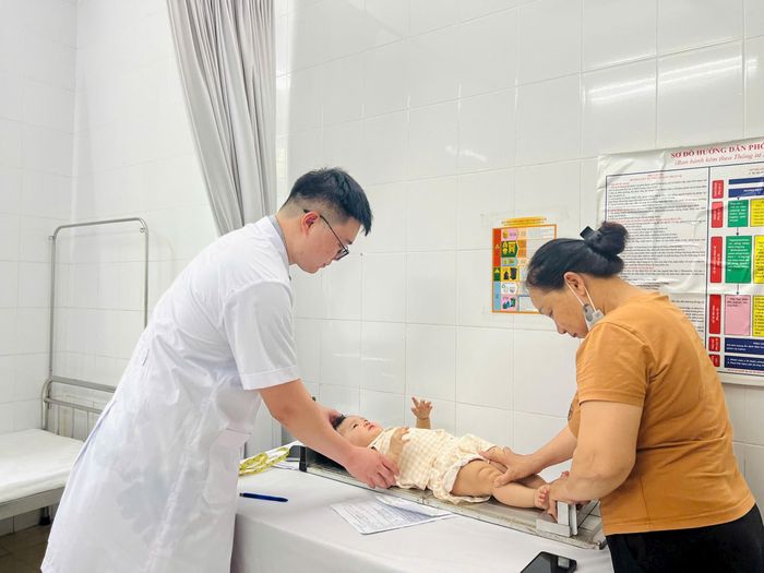 Trẻ em dưới 5 tuổi được cân, đo để đánh giá thể trạng.