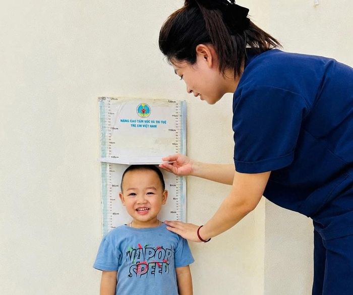 Trẻ em xã Ứng Thiên được cân đo. Ảnh: Phạm Quốc