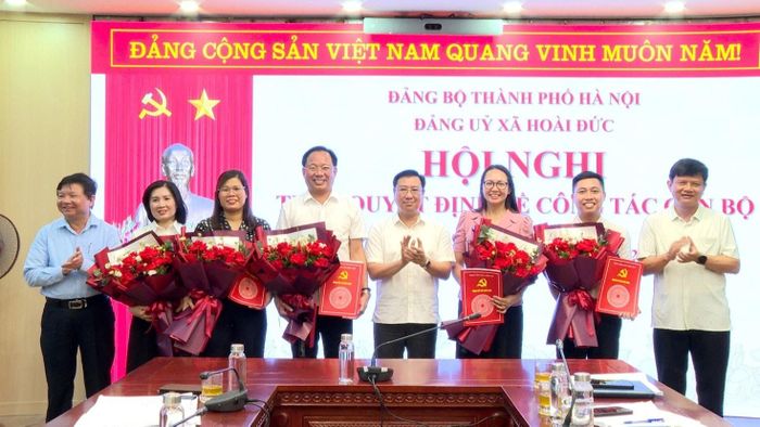 Lãnh đạo xã Hoài Đức trao các quyết định về công tác cán bộ. Ảnh: CH