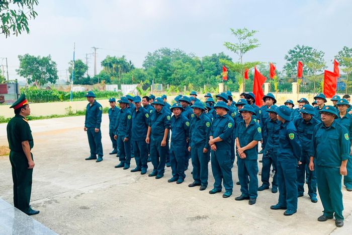 Những gương mặt trẻ đầy nhiệt huyết của lực lượng dân quân tự vệ xã Vật Lại sẵn sàng bước vào đợt huấn luyện năm 2026 với quyết tâm rèn luyện, nâng cao bản lĩnh và khả năng sẵn sàng chiến đấu. Ảnh: Xã Vật Lại
