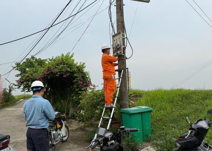 Cán bộ của Công ty Điện lực Thường Tín tiến hành ngừng cung cấp điện đối với khu vực khách hành vi phạm. Ảnh: CTV