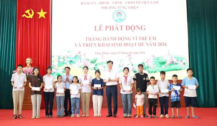 Lãnh đạo UBND phường Tùng Thiện trao quà cho trẻ em có hoàn cảnh khó khăn nhân dịp Tháng hành động vì trẻ em năm 2026. Ảnh: TH