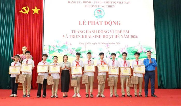 Đoàn Thanh niên phường Tùng Thiện khen thưởng các học sinh đạt thành tích xuất sắc tại Hội thi Tin học trẻ thành phố Hà Nội năm 2026. Ảnh: TH