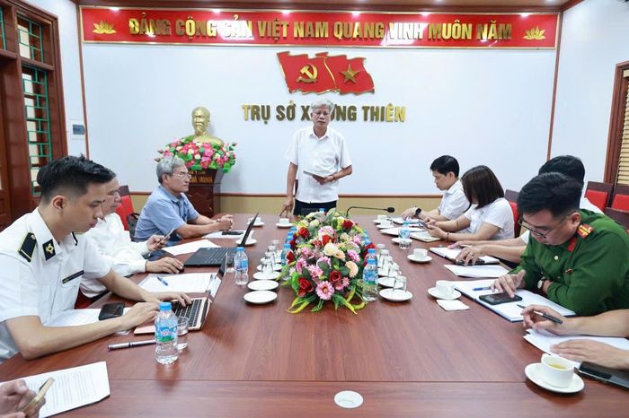 Phó Chủ tịch UBND xã Ứng Thiên Nguyễn Anh Tuấn báo cáo. Ảnh: Lê Hoa