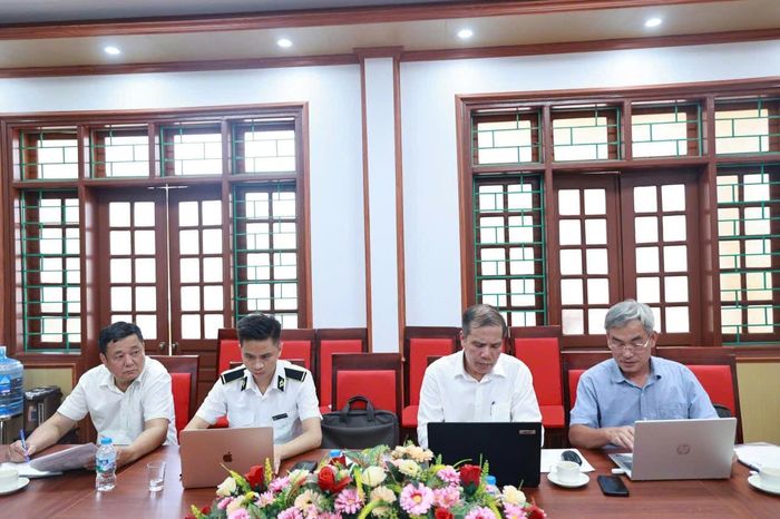 Đoàn kiểm tra số 3 của Sở Nông nghiệp và Môi trường Hà Nội làm việc tại xã Ứng Thiên. Ảnh: Lê Hoa