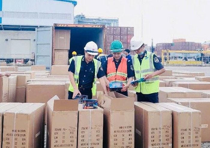 Lô hàng có dấu hiệu giả nhãn hiệu bị lực lượng chức năng phát hiện. Ảnh: CHQ