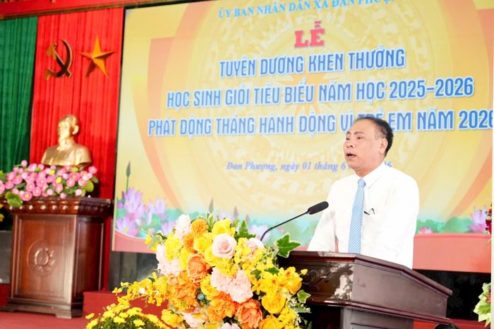 Bí thư Đảng ủy, Chủ tịch HĐND xã Đan Phượng Nguyễn Gia Hiển phát biểu tại buổi lễ. Ảnh: Ngân Nguyễn