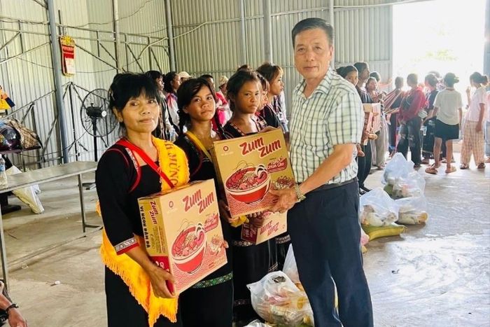 Trao quà tặng đồng bào tỉnh Gia Lai. Ảnh: Phương Anh