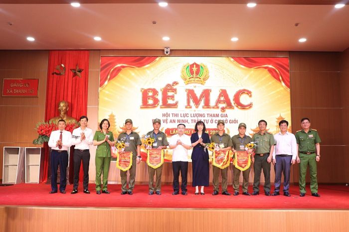 Ban tổ chức trao giải cho các đội thi. Ảnh: N.M