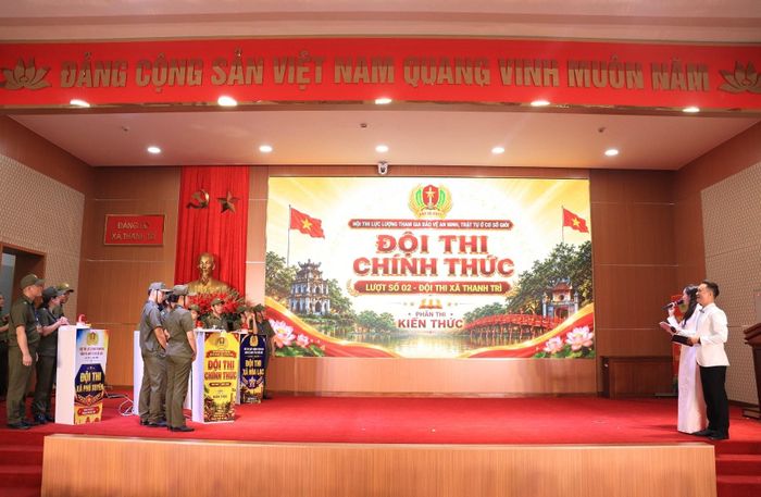 Đội thi xã Thanh Trì tham gia phần thi kiến thức. Ảnh: N.M