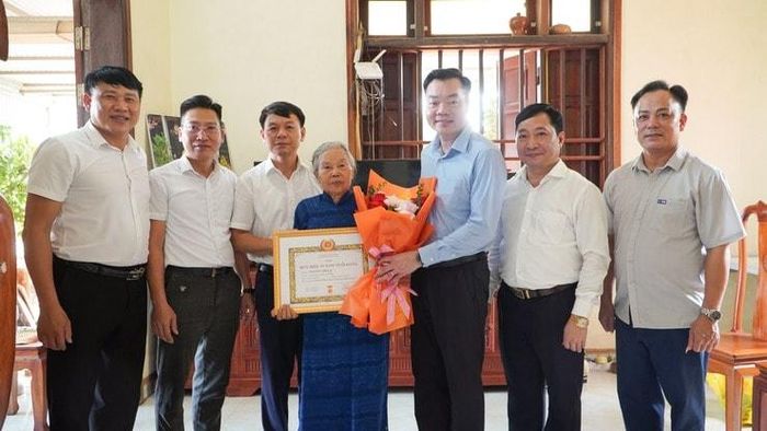 Lãnh đạo xã Đại Xuyên trao Huy hiệu 55 năm tuổi Đảng tặng đảng viên Nguyễn Thị Lại, Chi bộ thôn Tri Thủy. Ảnh: PV