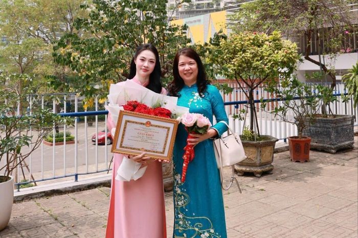 Cô giáo Trần Thị Ý Nhi (bên trái) đạt giải Nhất giáo viên dạy giỏi cấp thành phố. Ảnh: CVA