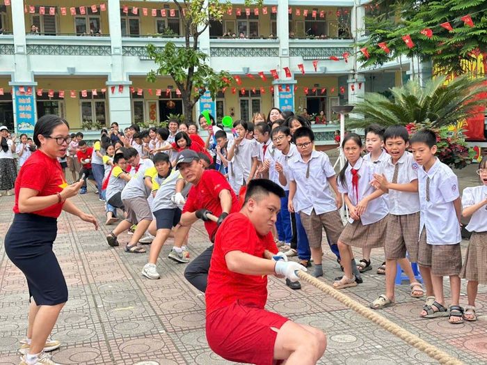 Phụ huynh Trường Tiểu học Chu Văn An tham gia các hoạt động thể thao cùng các con. Ảnh: PV