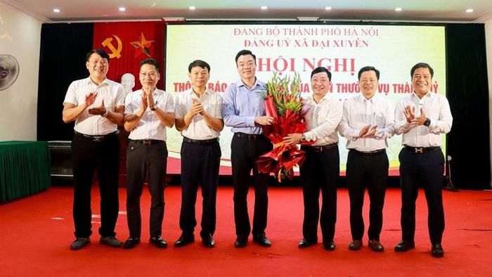Lãnh đạo xã Đại Xuyên chúc mừng đồng chí Đào Việt Long. Ảnh: PV