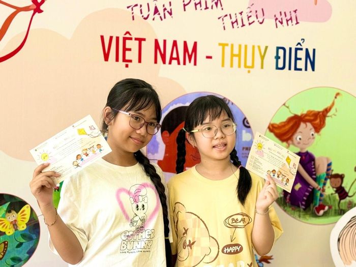 Em Nguyễn Ngọc Bích, 11 tuổi, và em Trần Gia An, học sinh lớp 5 Trường Tiểu học Bạch Mai. Ảnh: Kiều Thoan Thu