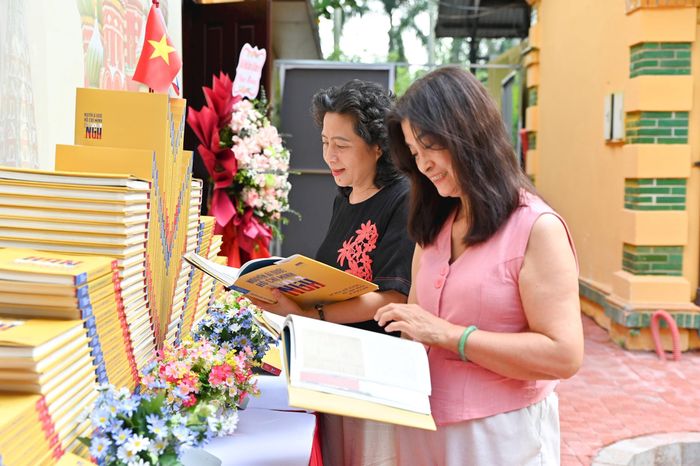 Các đại biểu tham khảo cuốn sách “Nguyễn Ái Quốc - Hồ Chí Minh với nước Nga”. Ảnh: Nam Nguyễn