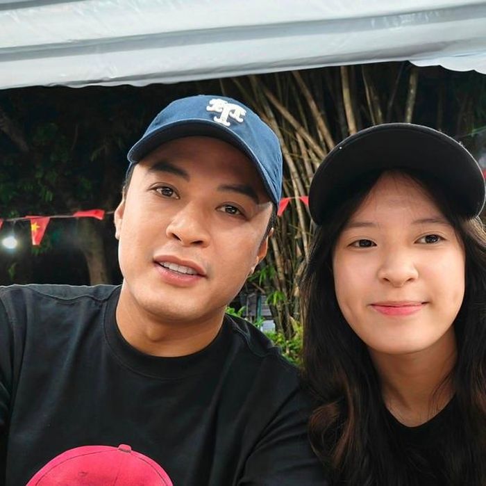 Không chỉ là người cha yêu thương con cái, Hồng Đăng còn được nhiều khán giả ngưỡng mộ bởi cách giáo dục con hiện đại. Anh và bà xã Anh Đào luôn tạo điều kiện để các con phát triển sở trường riêng, đồng thời chú trọng rèn luyện tính tự lập và kỹ năng sống. Chính sự gần gũi và thấu hiểu đã giúp hai con gái của nam diễn viên có được môi trường phát triển toàn diện.