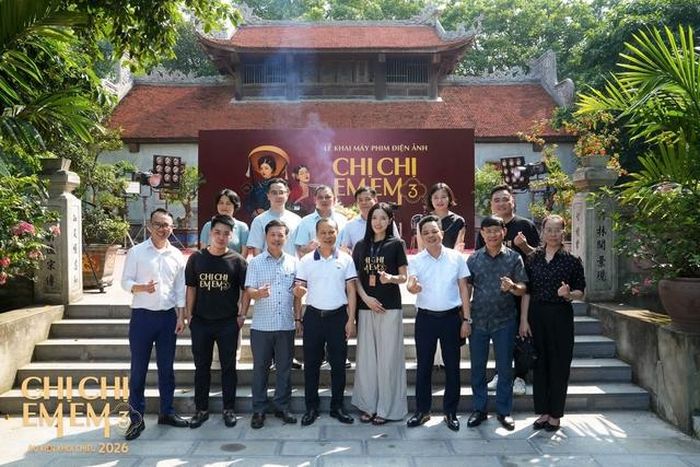 Ê-kíp phim trong ngày khai máy.