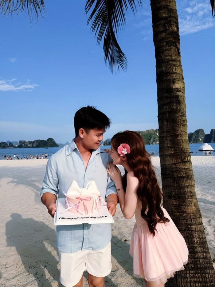 Theo nhiều nguồn tin, Hòa Minzy và Thăng Văn Cương quen biết từ năm 2022 khi nữ ca sĩ tham gia chương trình "Sao nhập ngũ". Thời điểm đó, Văn Cương là một trong những chiến sĩ tham gia hỗ trợ các nghệ sĩ trong quá trình ghi hình. Dù không có nhiều tương tác nổi bật trên sóng truyền hình, cả hai được cho là đã dần nảy sinh tình cảm sau chương trình.
