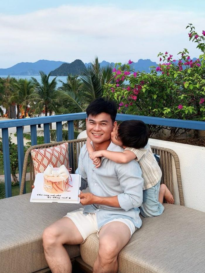 Bé Bo ở đời thực rất quý cha dượng của mình và ngược lại Đại úy Thăng Văn Cương cũng dành tình cảm chân thành, ấm áp cho bé.
