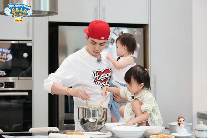 Tuấn Dương một mình chăm sóc 2 con.
