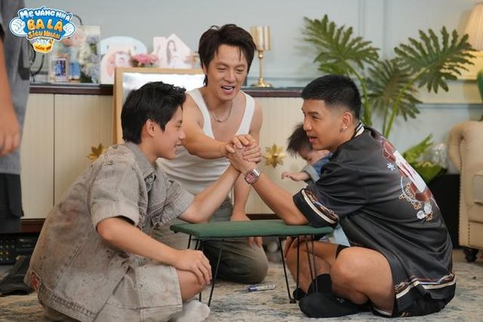 Đăng Khôi vui vẻ cùng con trai và khách mời Cường Seven.