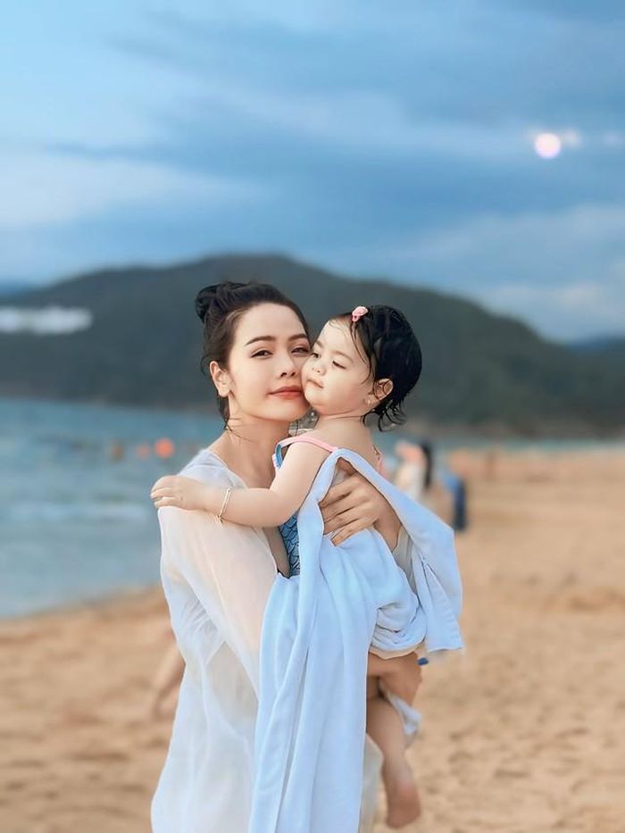 Diễn viên Nhật Kim Anh gây chú ý khi đăng ảnh cùng con gái bên bãi biển.