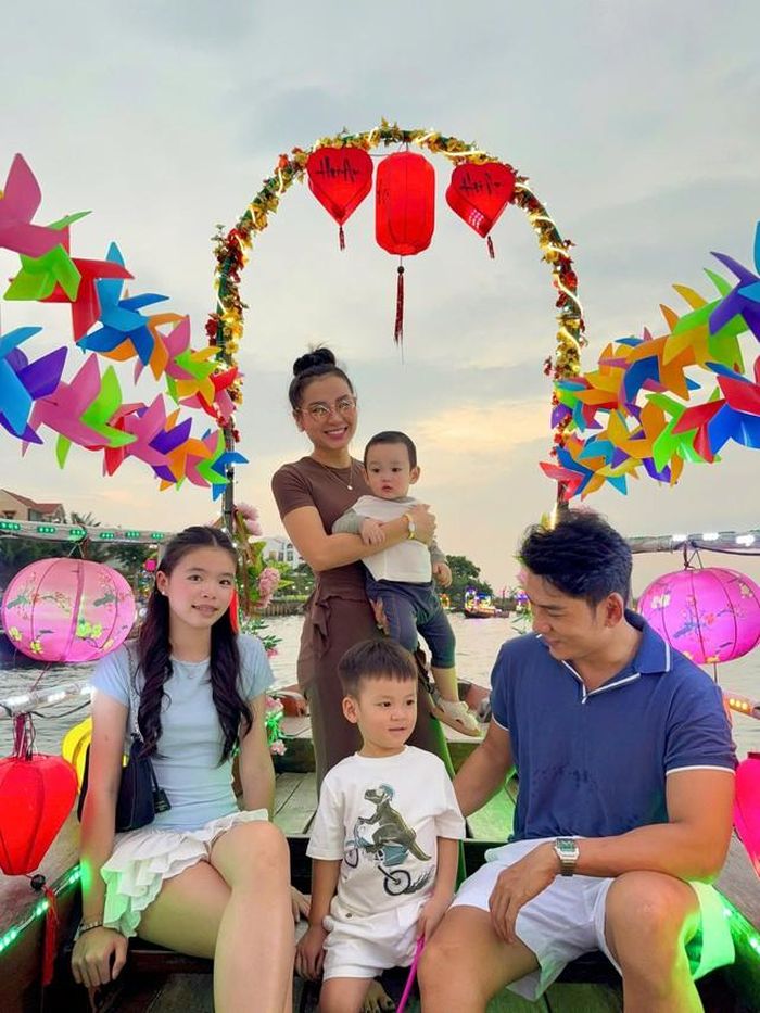 Trên trang cá nhân, ca sĩ Phương Trinh Jolie đăng tải loạt ảnh đang tận hưởng những phút thư giãn cùng chồng con nhân dịp ngày 1/6. "Tuổi thơ của các con không cần quá hoàn hảo, chỉ cần đủ yêu thương", Phương Trinh Jolie viết.