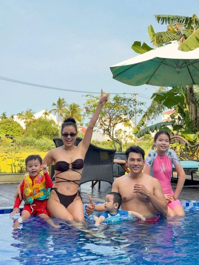 Nữ ca sĩ Phương Trinh Jolie được nhiều bạn bè, đồng nghiệp và người hâm mộ dành tặng những lời khen ngợi khi duy trì sắc vóc đáng ngưỡng mộ.
