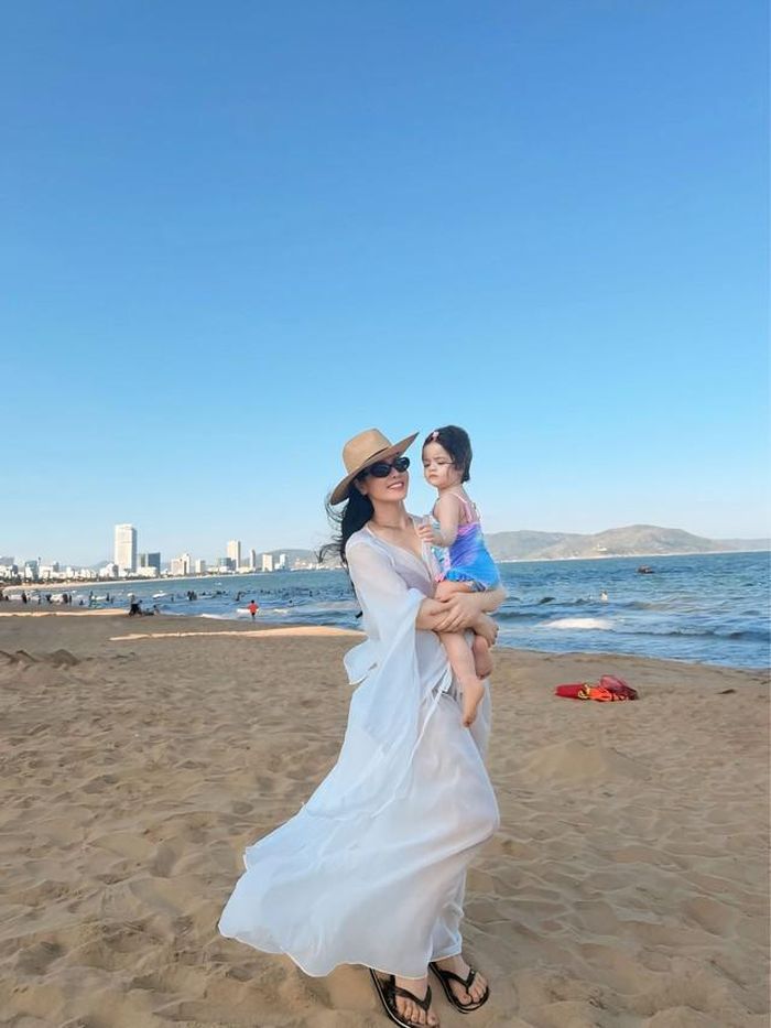 Theo tiết lộ của Nhật Kim Anh, đây là lần đầu tiên bé Julia đi tắm biển cùng mẹ.