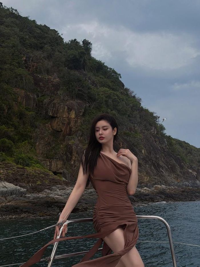 Trương Quỳnh Anh vừa chia sẻ loạt ảnh mới trên trang cá nhân, nhanh chóng thu hút sự chú ý. Nữ ca sĩ diện thiết kế váy ôm sát đầy táo bạo, khéo léo tôn lên đường cong cơ thể.