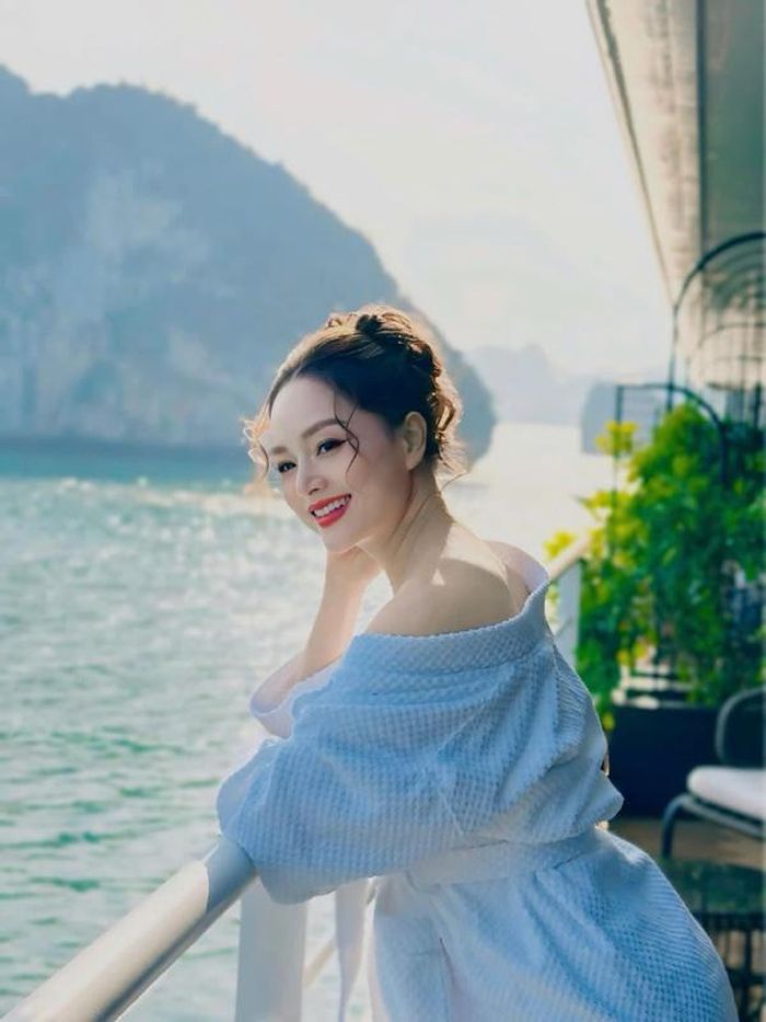 Thay vì ăn thoải mái các loại tinh bột trắng từ cơm trắng, bánh mỳ trắng như trước đây, cô chuyển sang ăn khoai lang, cơm gạo lứt hay bánh mì đen. Cô cũng bớt dầu mỡ khi xào nấu hay chiên rán, cắt giảm đồ ngọt.