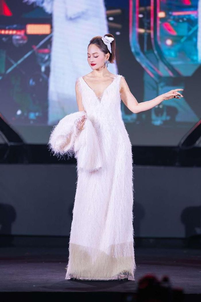 Ngoài ra, cô không kiêng khem bất kỳ loại đồ ăn nào mà bổ sung đầy đủ các nhóm chất từ rau xanh, trái cây, thịt, cá nạc, sữa hạt... để có sữa cho con bú. Theo nữ diễn viên, lượng đồ ăn nạp vào cơ thể ít lại không ảnh hưởng đến lượng sữa của mẹ.