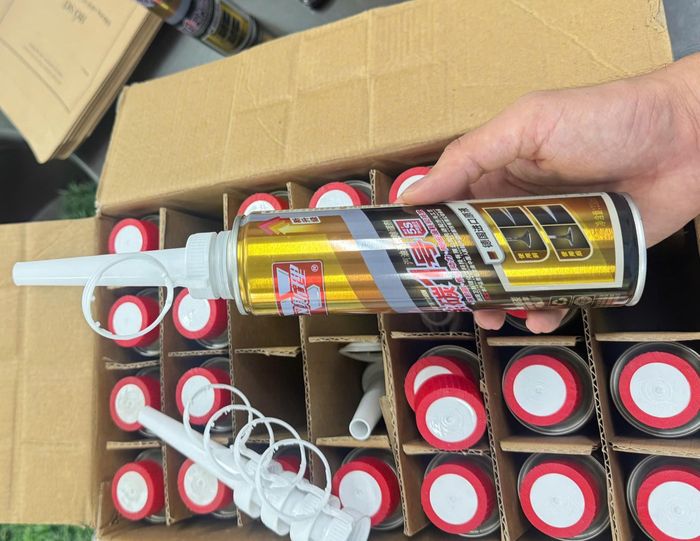 Phụ gia xăng nhập lậu bị lực lượng chức năng bắt giữ. Ảnh: QLTT.
