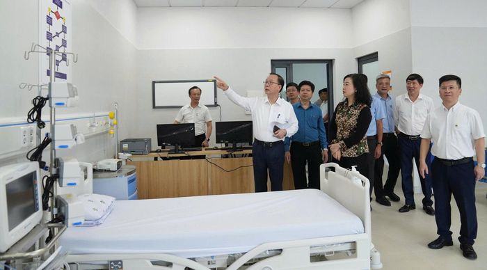 Ủy viên Trung ương Đảng, Bộ trưởng Bộ Y tế Đào Hồng Lan nghe GS.TS Trần Minh Điển - Giám đốc Bệnh viện báo cáo việc hoàn thiện lắp đặt thiết bị tại Cơ sở 2 Bệnh viện Nhi Trung ương chiều ngày 15/5/2026.