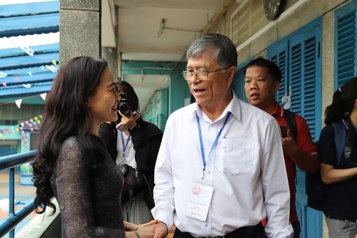 Ông Nguyễn Văn Hiếu - Giám đốc Sở Giáo dục và Đào tạo TPHCM kiểm tra điểm thi, động viên cán bộ coi thi và thí sinh. Ảnh: Phạm Thương.