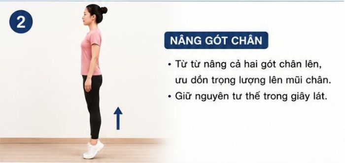 Nâng gót chân.