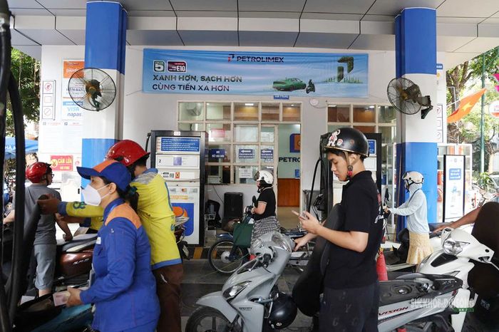 Hình ảnh người dân tại cây xăng trên phố Trần Hưng Đạo, Hà Nội.