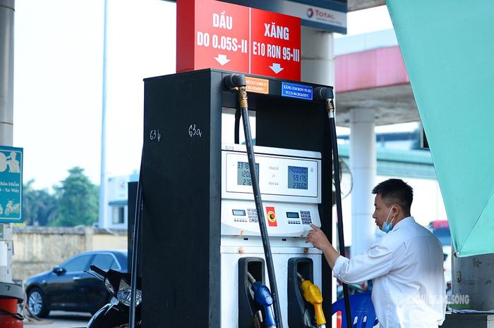Hoạt động bán xăng diễn ra bình thường trong buổi sáng ngày đầu chuyển đổi.