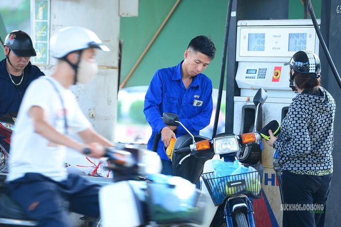Nhân viên cửa hàng bơm xăng E10 cho khách trong sáng 1/6.
