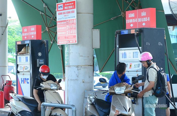 Các cột bơm xăng E10 chính thức vận hành theo lộ trình mới.