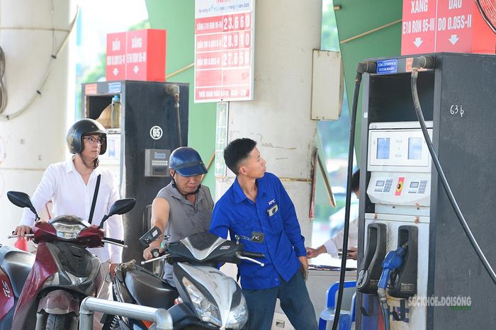 Biển nhận diện xăng E10 được bố trí rõ ràng tại cây xăng.