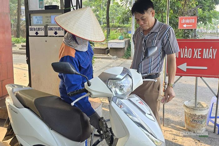 "Ban đầu tôi vẫn hỏi xăng 95 như mọi khi. Nghe nhân viên giải thích đây là xăng E10 RON95, dùng bình thường cho xe, tôi thấy yên tâm nên vẫn đổ. Quan trọng là có thông tin rõ ràng để người dân hiểu."